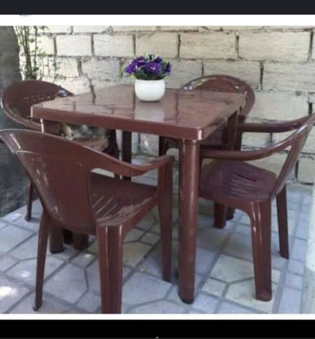 Plastik ustar kursi sotilmoqda. Продам пластиковый стол и стул