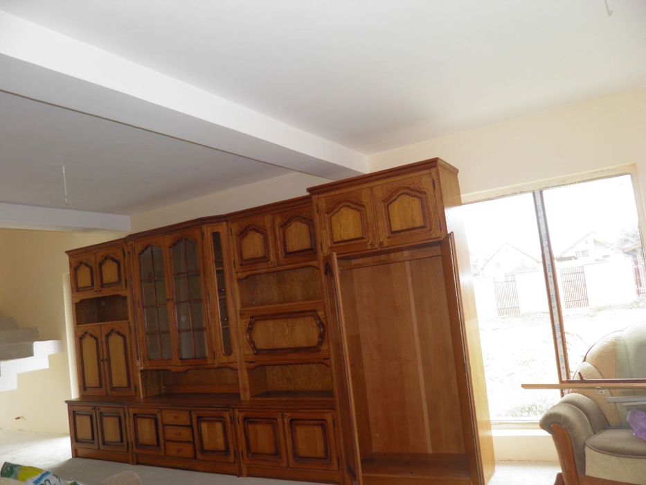 Vând mobilă de sufragerie din lemn masiv