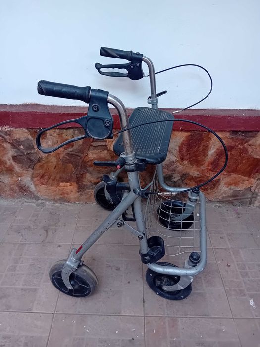 Cadru de mers pe roti gri. O frana defect!!!