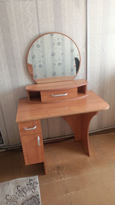 Продам туалетный столик
