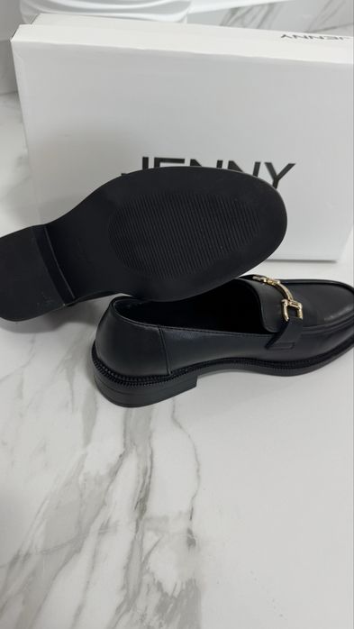 Mocasini Jenny cu accesoriu auriu
