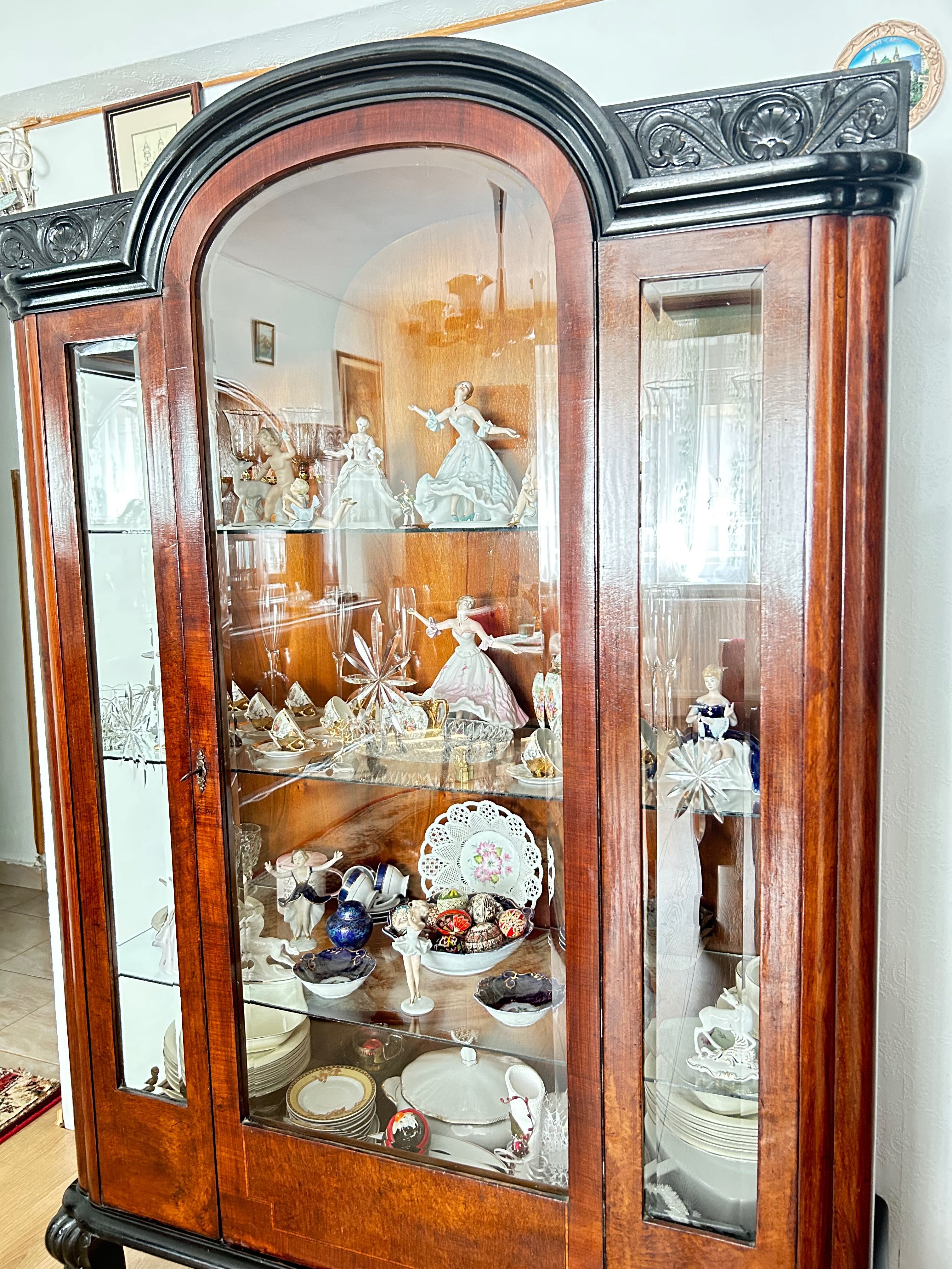 Vitrina antică cristal