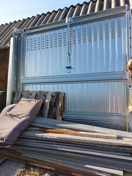 Se vinde usa de garaj