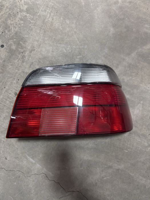 Задний правый фонарь Е39