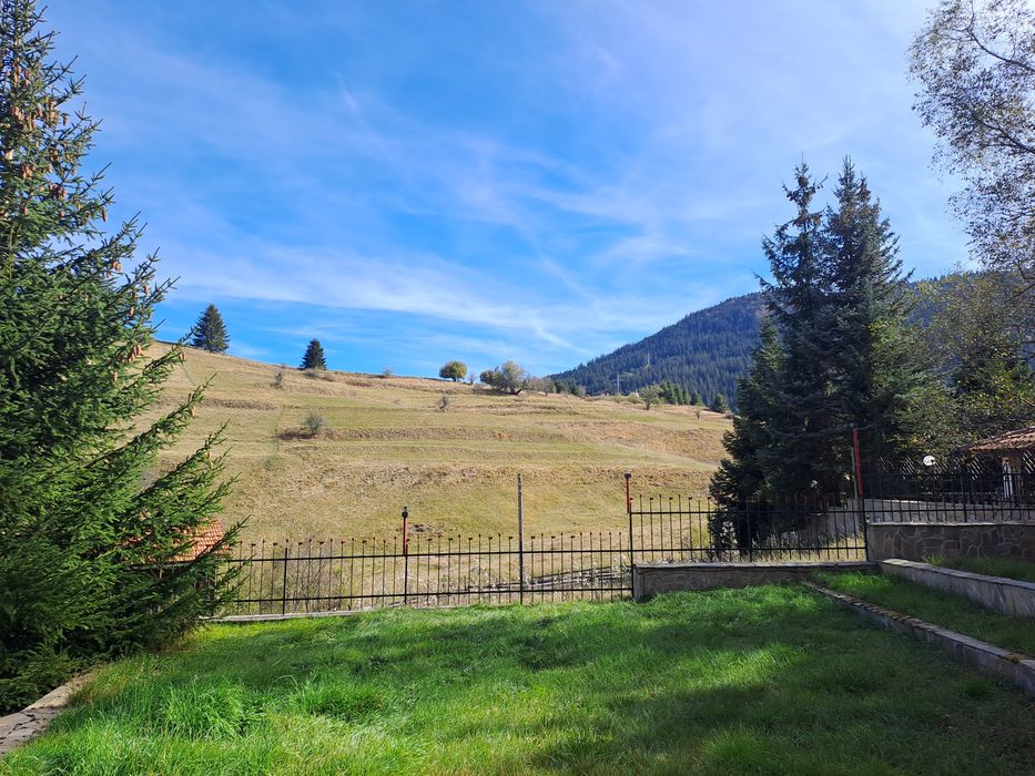 Продава се къща от хотелски тип село Стойките.

Къщата е изградена в п