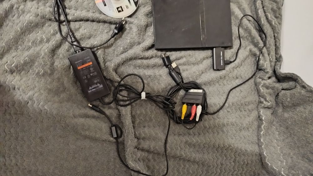 PlayStation 2 Slim + игри + HDMI адаптер