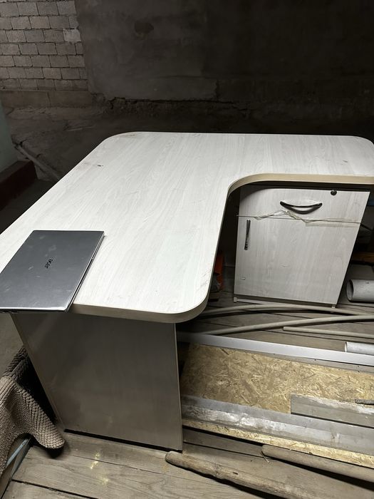 Письменный стол в отличном состоянии