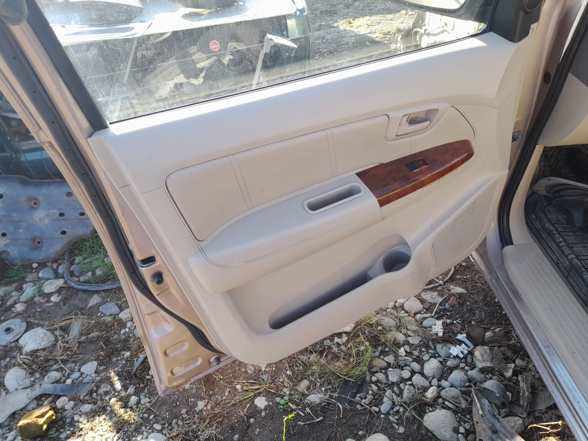 Vând interior toyota hilux 2009 piele crem scaune bancheta