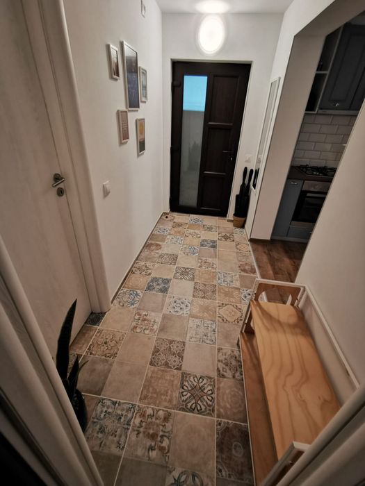 Inchiriez casa la curte