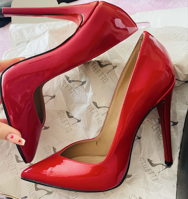 Червени лачени обувки на ток Stiletto