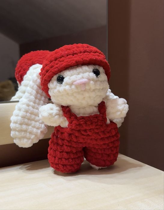 Ръчно плетено зайче с червен гащеризон и шапка