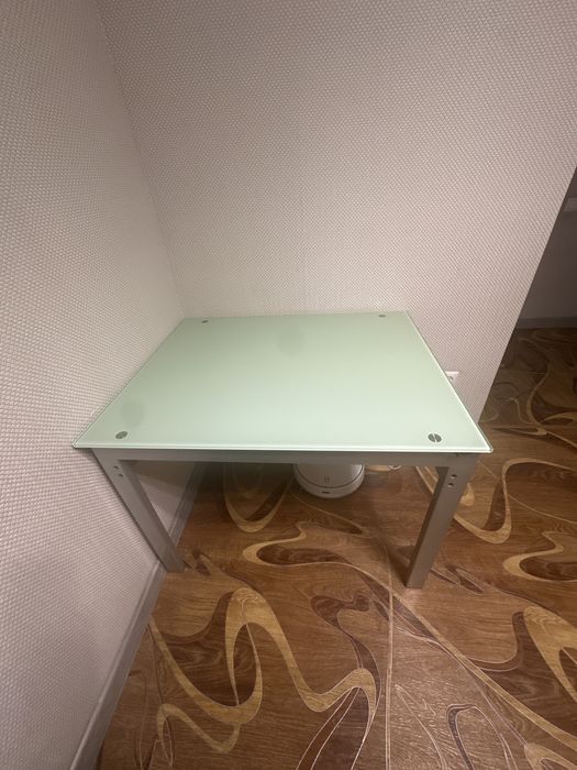 Кухонный стол,поверхность стекло