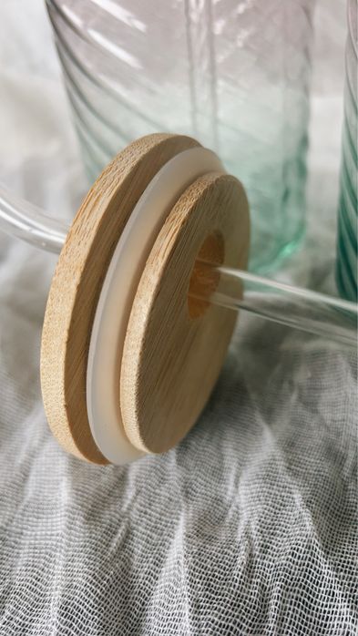 Стъклена чаша със сламка