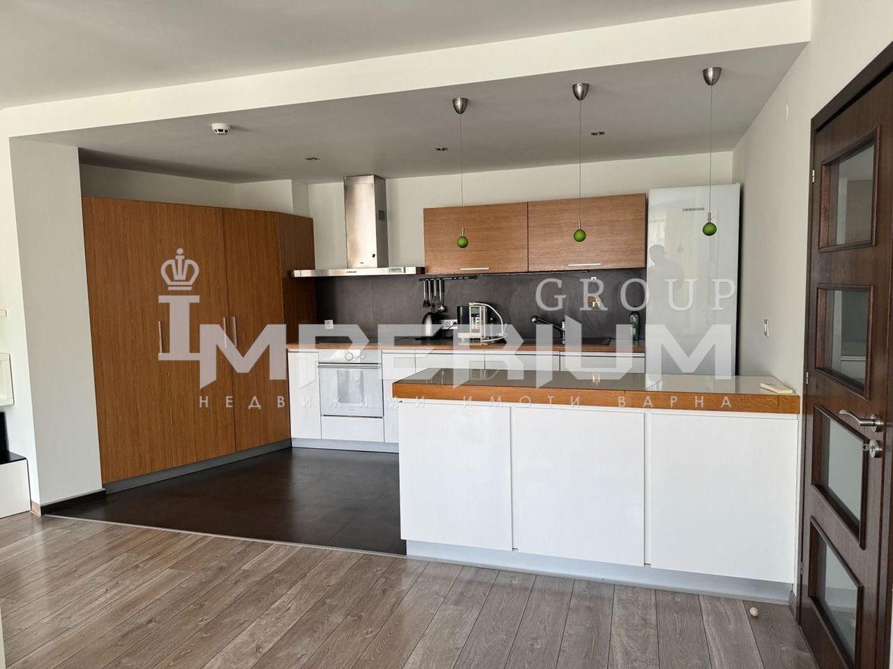 Дава се под наем Тристаен апартамент в Варна, Център - 115 кв.м за 1122 € - Снимка #1