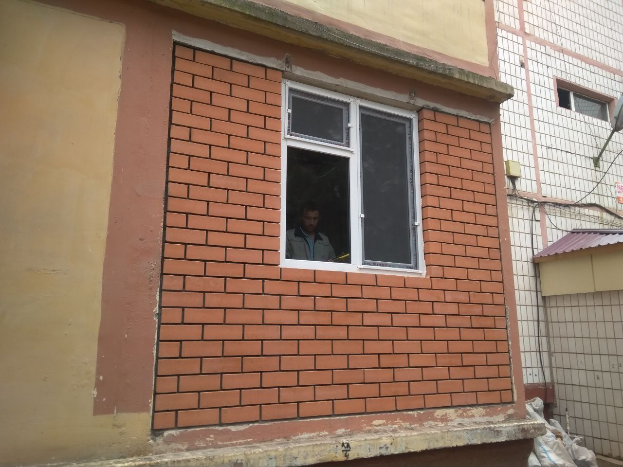 Кладка кирпича  балкон