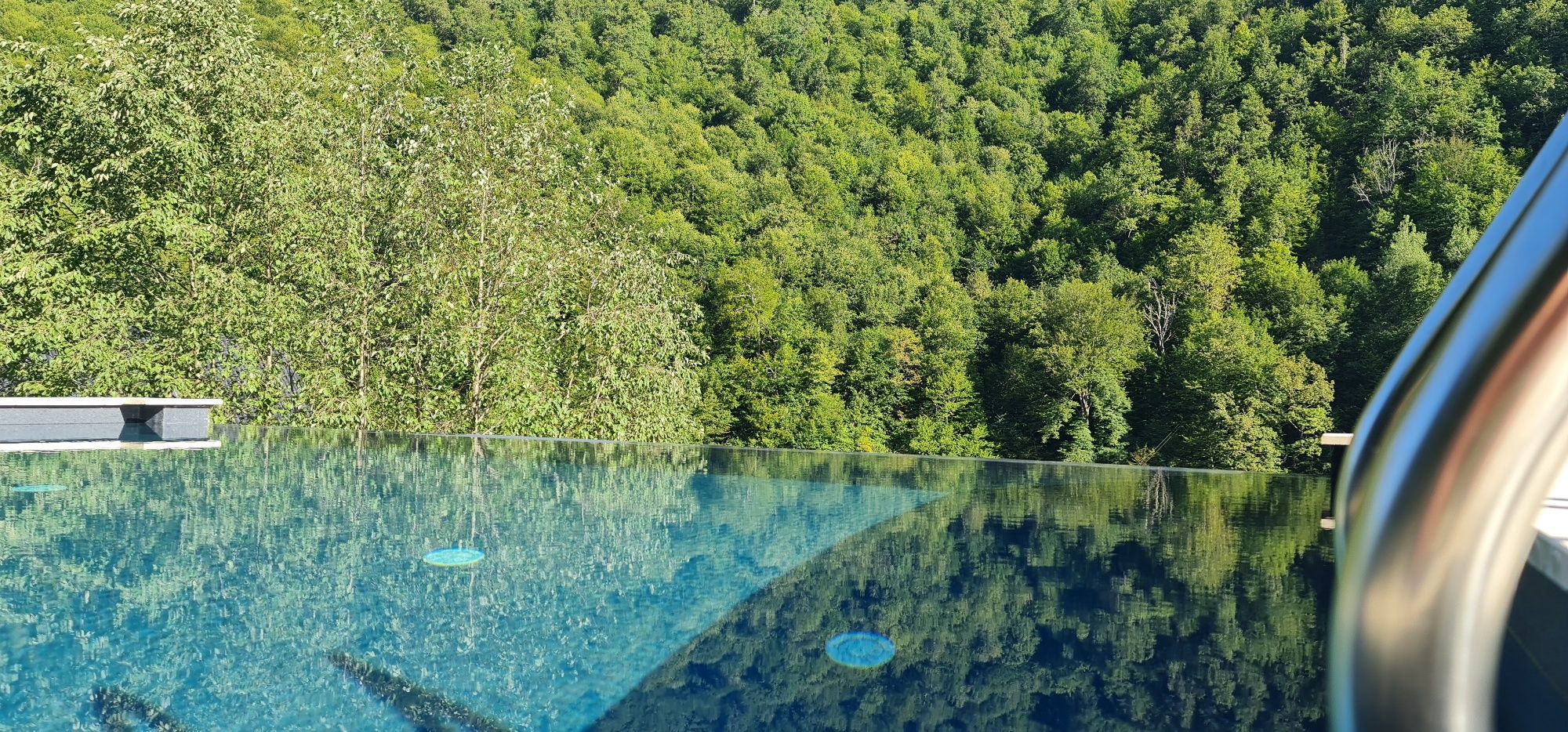 Inchiriez cabana cu piscina infinity incalzita si iarna