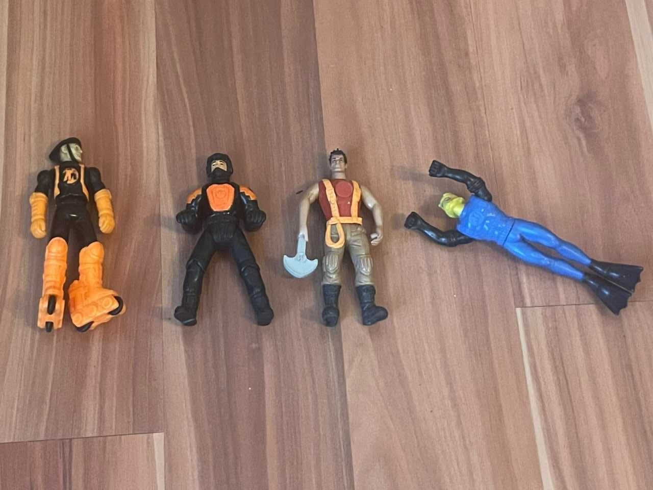 Екшън фигури на Action Man от 90те.