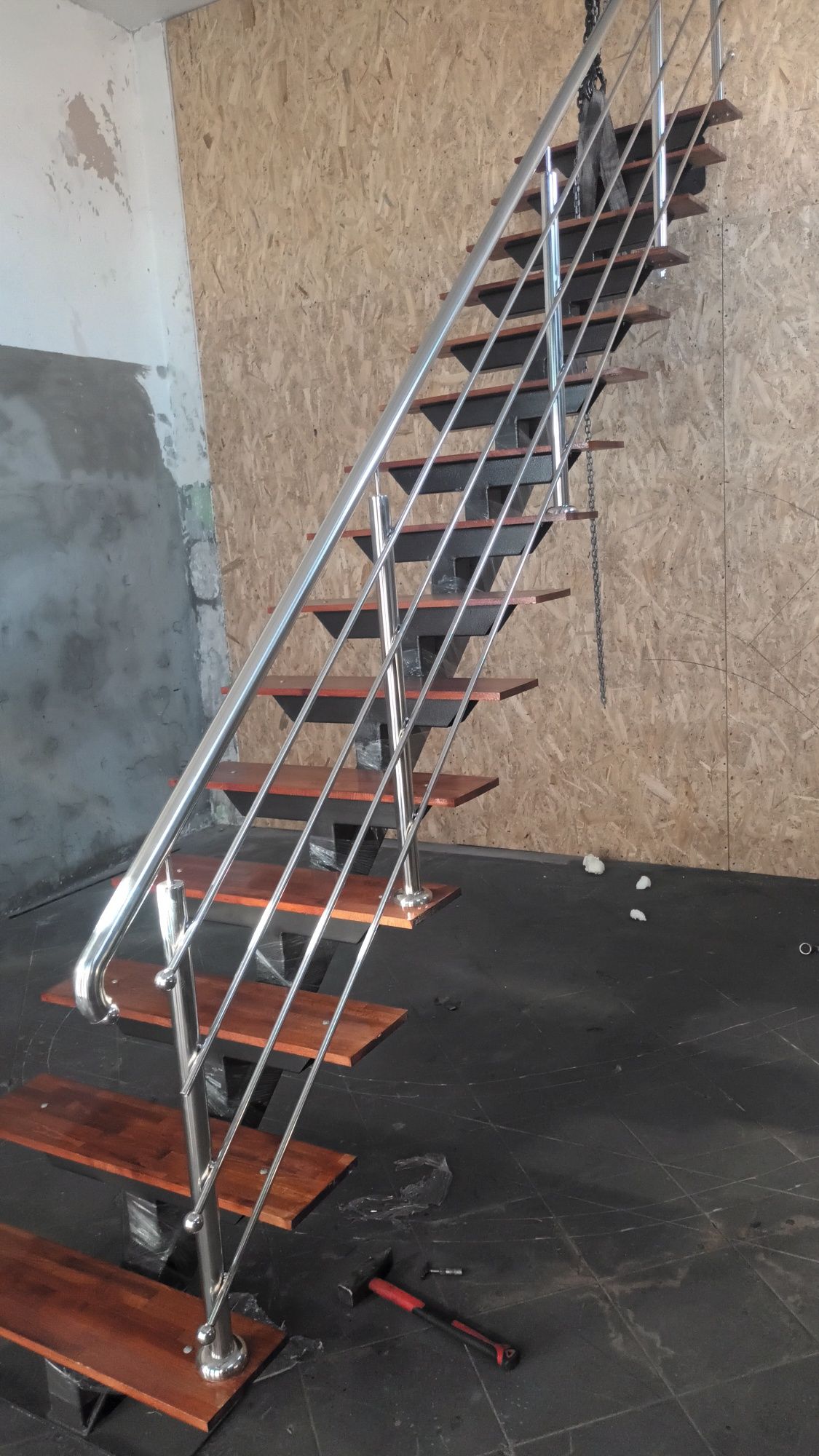 Vând scara dreapta cu balustradă  inox
