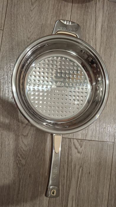 Сковорода одна с крышкой другая без крышки