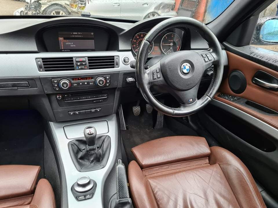 BMW E90 320D N47 177кс М Пакет нави черен таван ръчка седан НА ЧАСТИ!