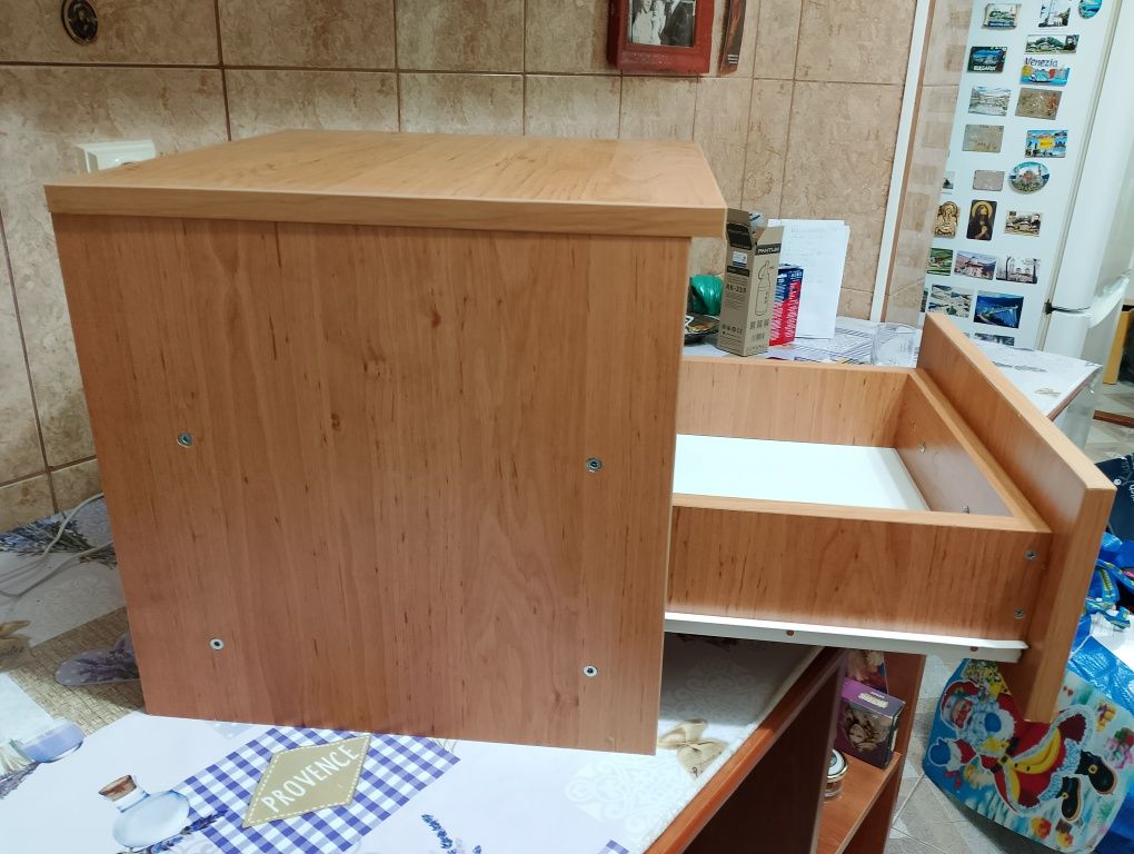 Noptieră de calitate cu sertar