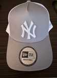 Sapca gri New Era Clean Trucker New York Yankees