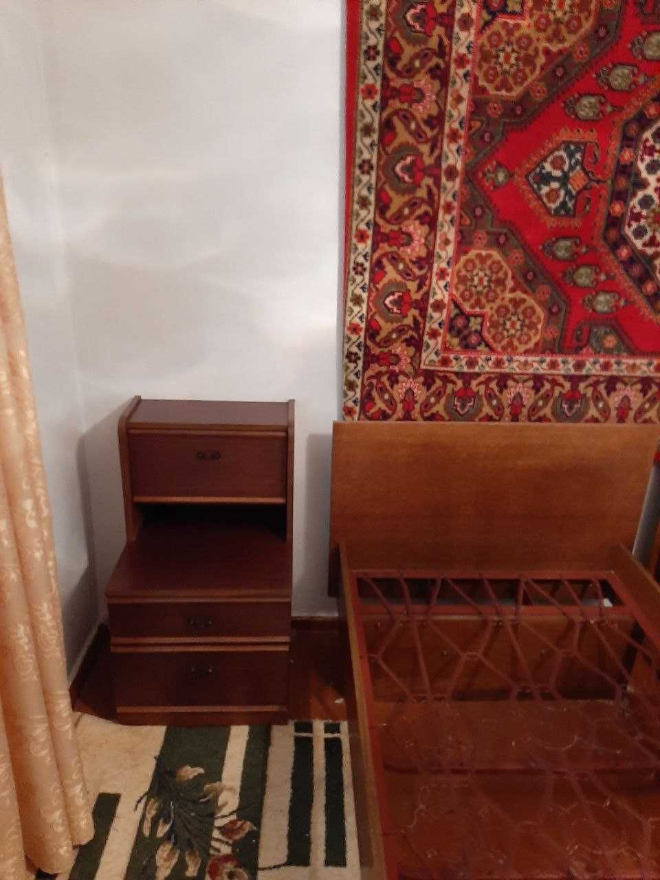 Продаются две односпальные кровати с двумя тумбочками , и зеркало