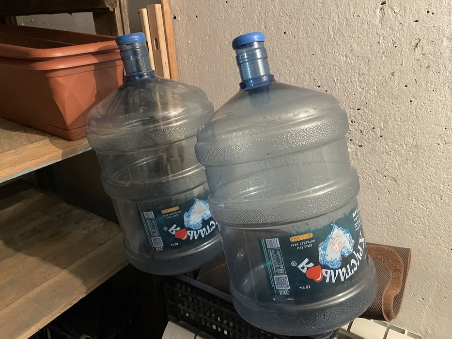 Бутыли 19 литров в хорошем состоянии. Чистые из под питьевой воды.