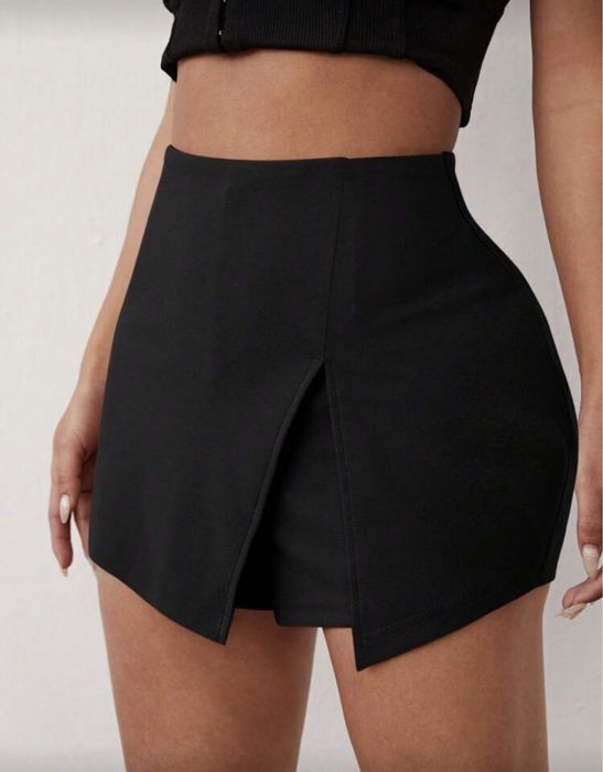 Черна дамска мини пола с цепка – модерна и елегантна