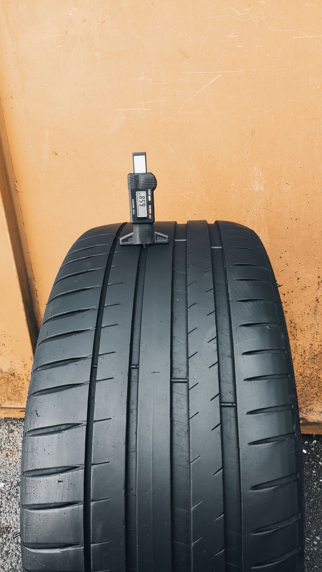 1брой лятна гума 255/35/19 Michelin Pilot Sport 4 
6.58mm
Добро състоя