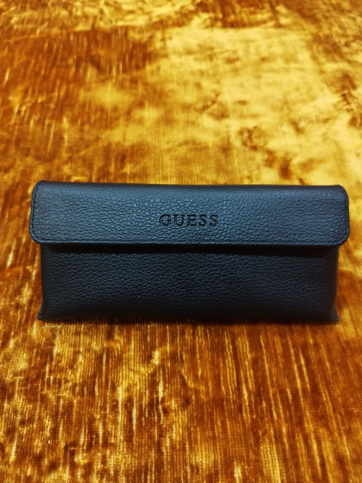 Продавам дамски очила guess