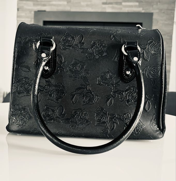 Geanta din piele neagra si piele intoarsa