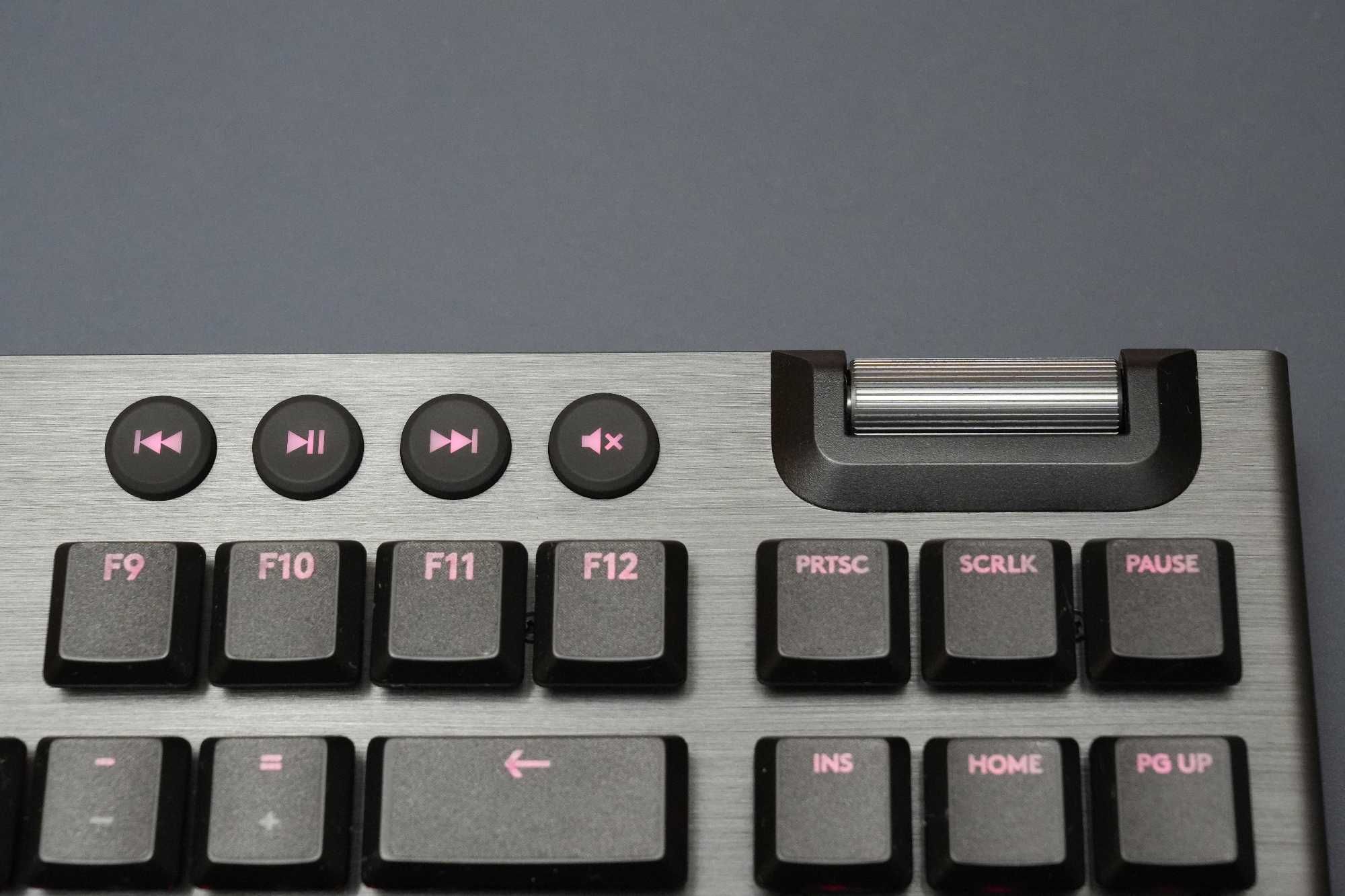 Продавам механична, безжична клавиатура Logitech G915 TKL
