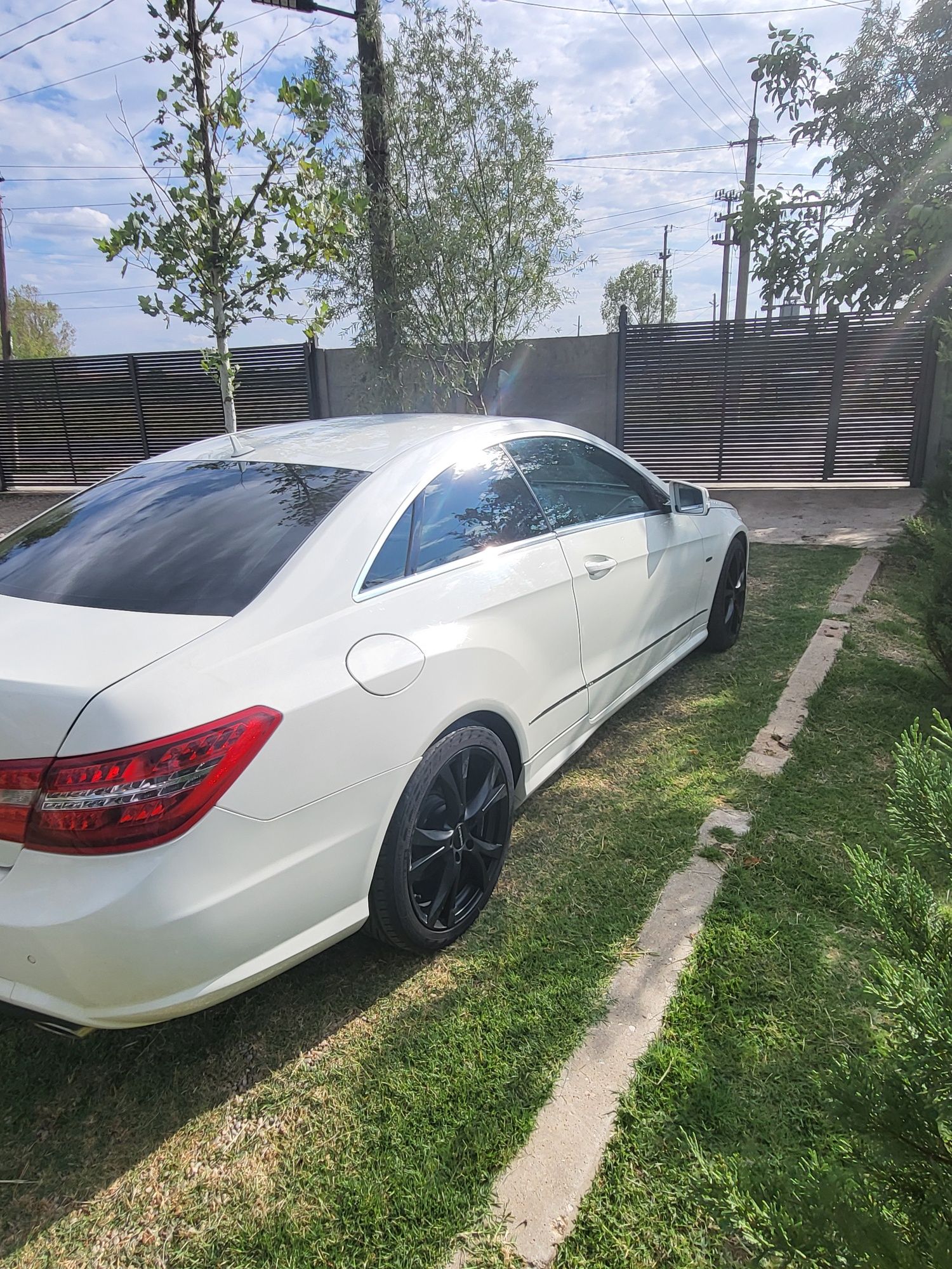 Mercedes-Benz E 350 accept variante cu 8+1