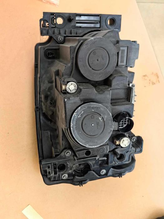 Оборудван оригинален фар за Land Rover Discover 4  Xenon