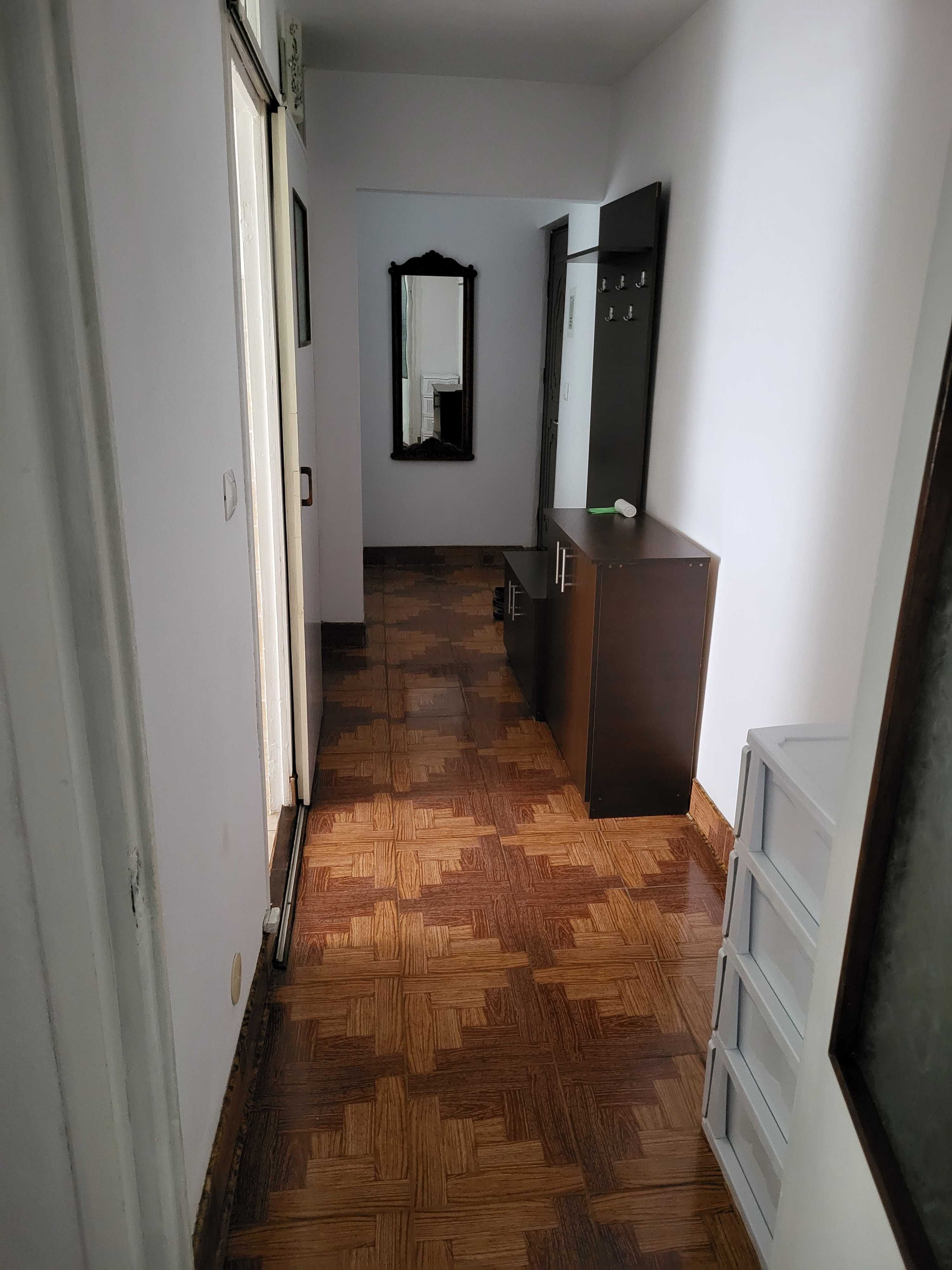 Inchiriez apartament 3 camere, etaj I, 2 bai, zona Confectii