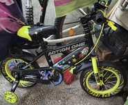 Bicicletă cu roți ajutătoare