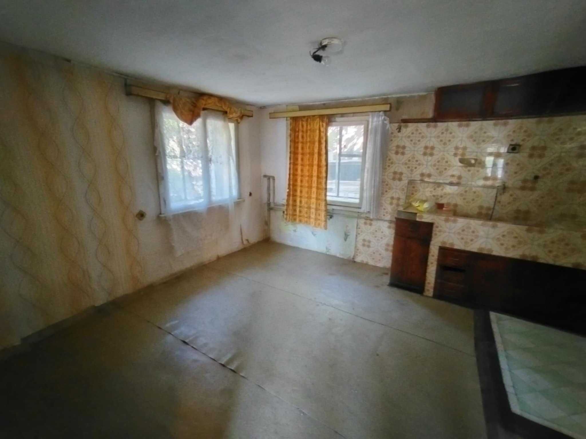 Продава къща в с.Драгор 1 км от Пазарджик