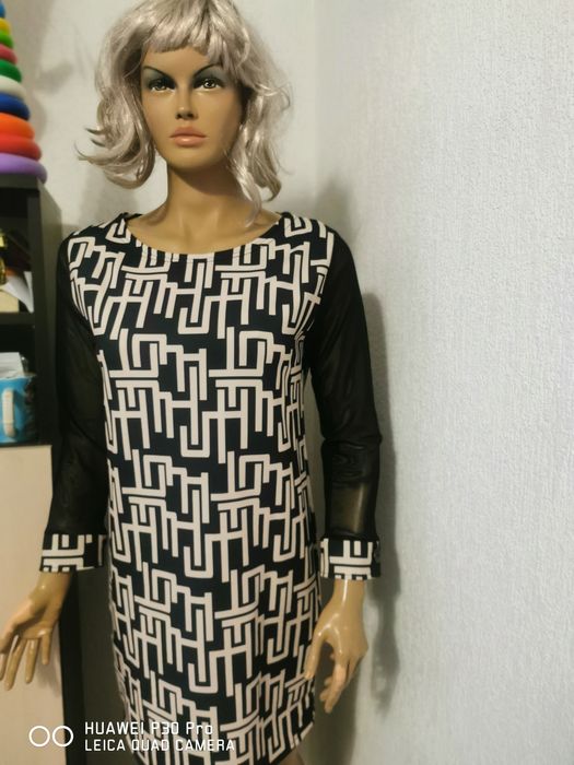 Рокля с дантела ръкав