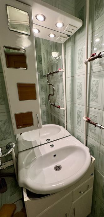 Раковина с тумбой и зеркалом