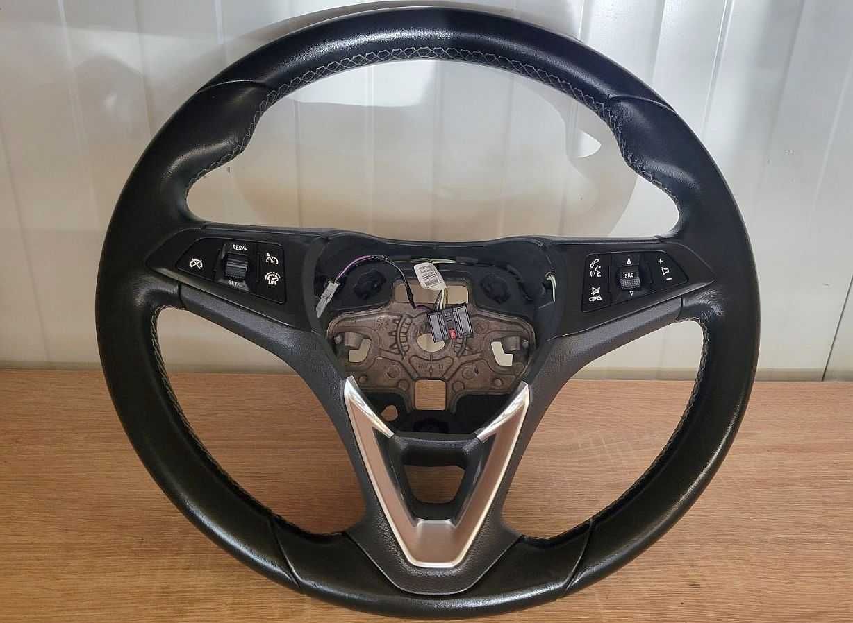 Продавам брилянтен кожен волан за Opel Corsa E 2015 - 2019