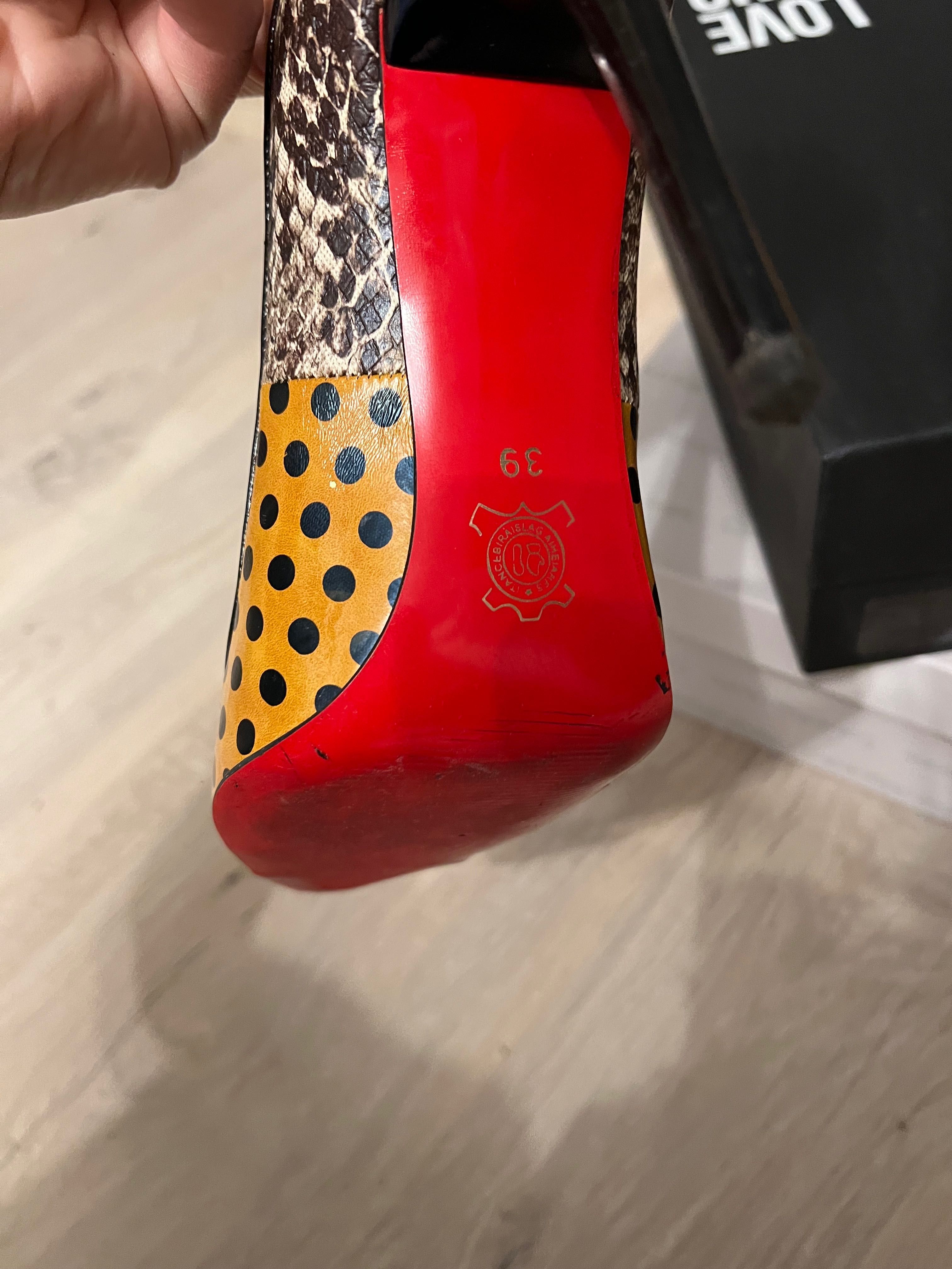 Обувки на ток с червена подметка