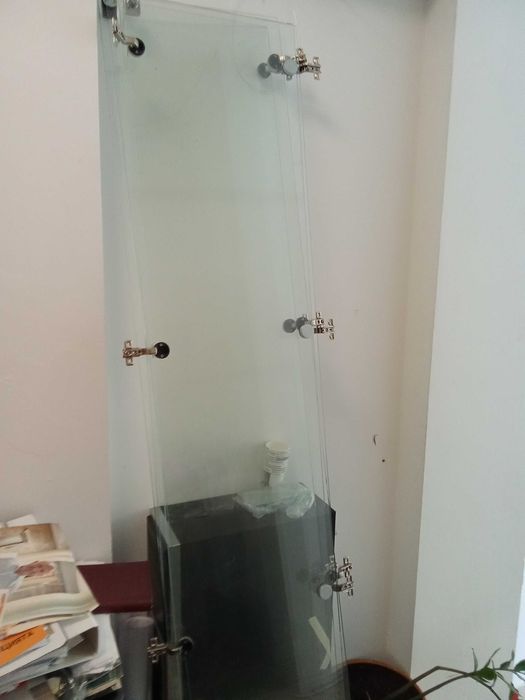 Голям шкаф с витрини и рафтове с механизми- 490 лв.