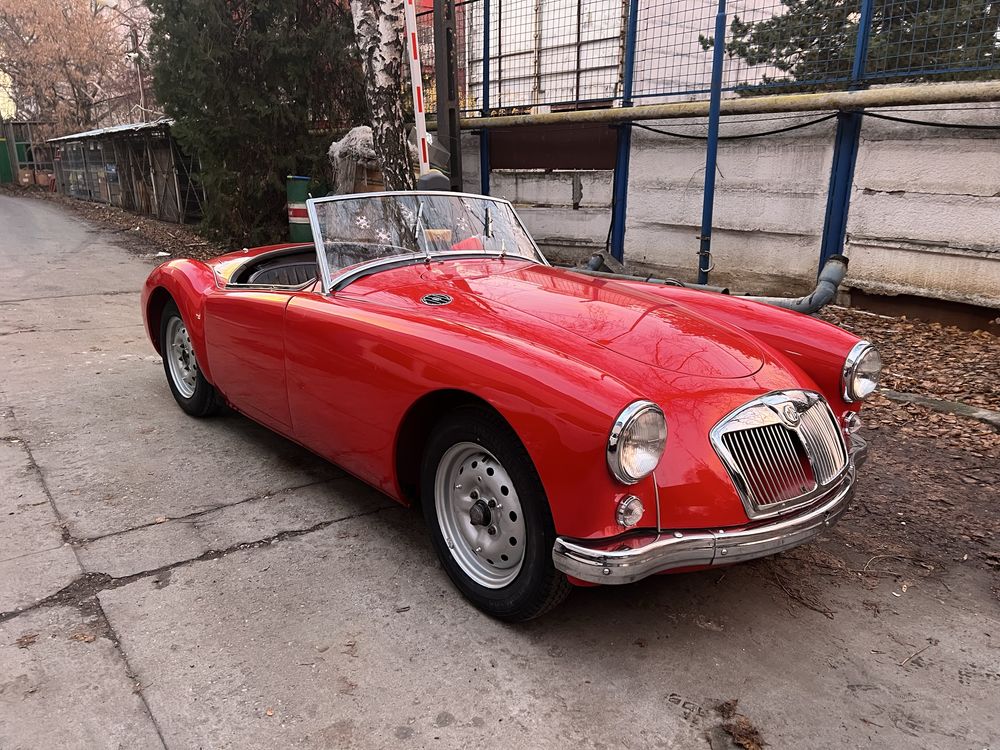 Inchiriez masini epoca Citroen DS, 2CV, Rolls Royce, MGA Roadster