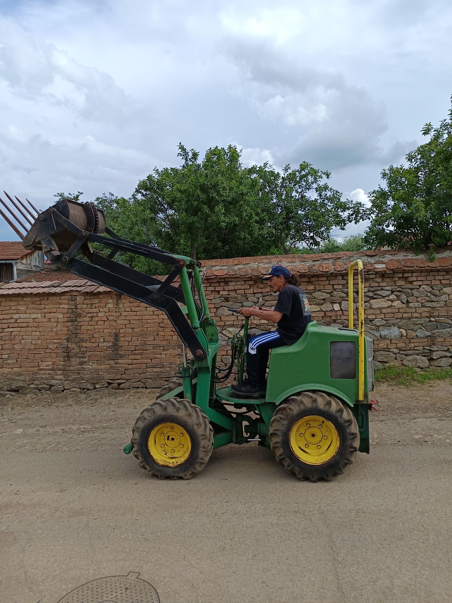 Vola tractor incarcator. Frontal 4x4 diesel