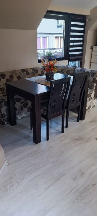 Продавам трапезна  маса ,2 стола и ъглов диван