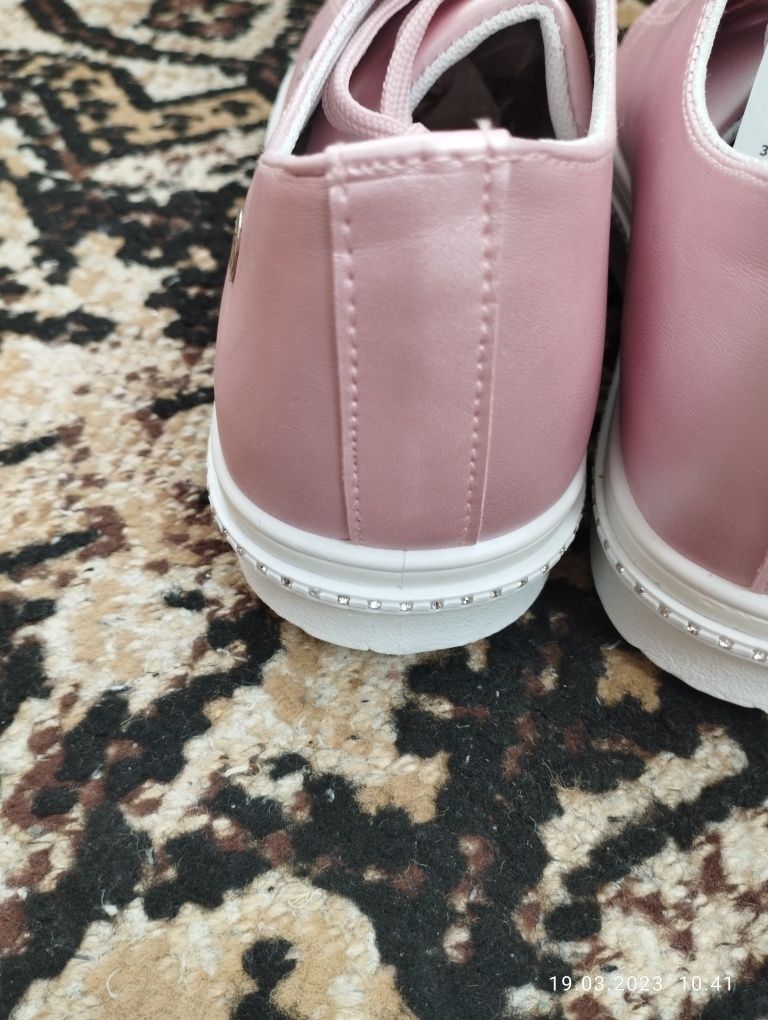 нови розови обувки