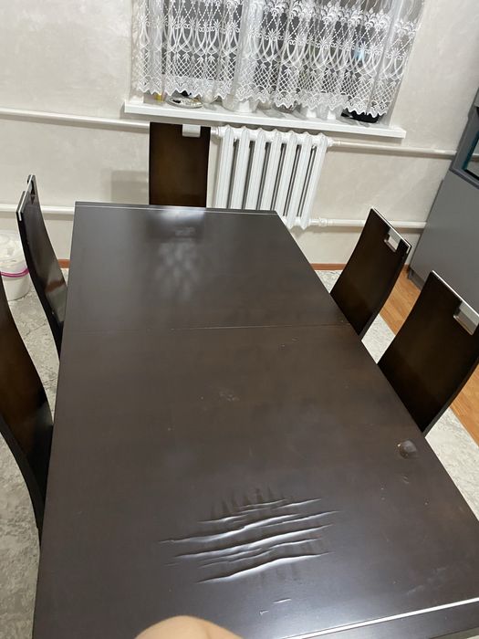 Продаётся со столовыми стульями.