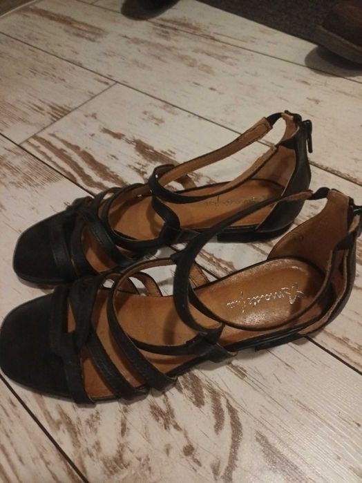 Продавам дамски сандали естествена кожа 36 номер
