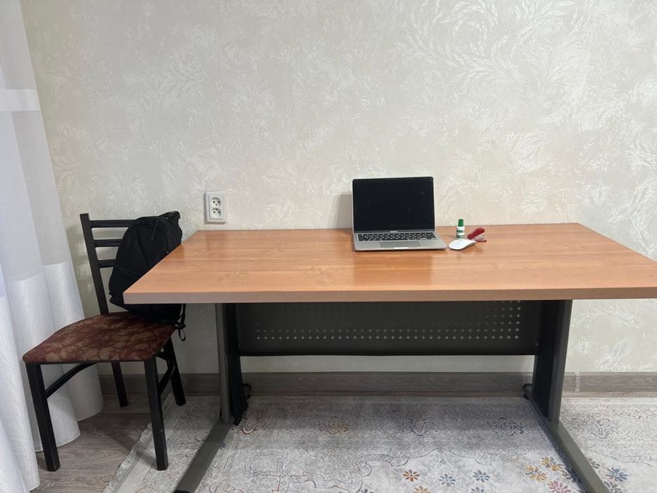 Стол офисный.